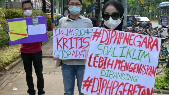 Aksi protes di Jakarta pada 5 November 2021 untuk menyerukan pemimpin dunia yang hadir pada COP26 di Skotlandia agar mengambil tindakan nyata melawan perubahan iklim.