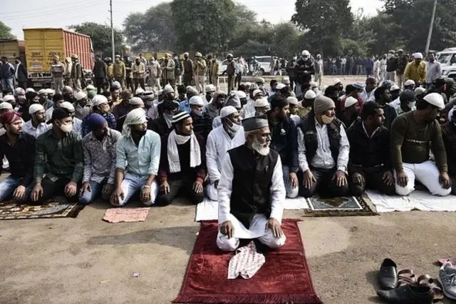 Umat Muslim menunaikan salat Jumat dengan pengamanan polisi di Gurgaon