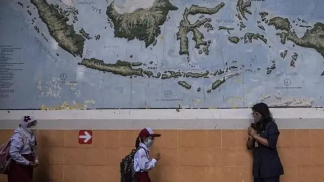 Siswa berpamitan kepada gurunya seusai pembelajaran tatap muka di SDN Pondok Labu 14 Pagi, Jakarta Selatan, Senin (30/08/21).