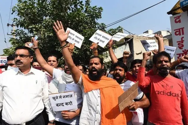 Aktivis Hindu menggelar protes menentang ibadah umat Muslim di tempat terbuka di India.