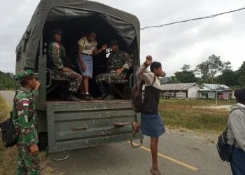 TNI Bantu Sarana Angkutan Untuk Siswa Pergi Sekolah di Perbatasan RI-PNG