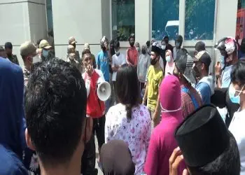 Warga Pulau Buru Demo