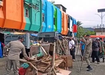 Satpol PP Tertibkan PKL di Pasar Mardika
