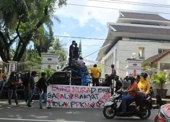 Pendemo Kembali Seruduk Kantor Gubernur dan Balai Kota Ambon