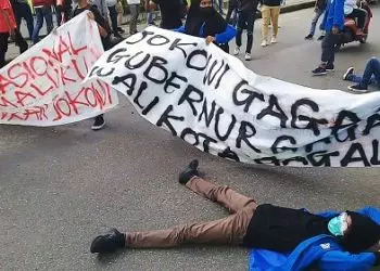 Demo PPKM: Mahasiswa Blokade Jalan Putuhena Depan Kampus Unpatti