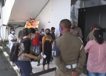 Pelaku Perjalanan Datangi Balai Kota Urus Suket Anak Belum Divaksin