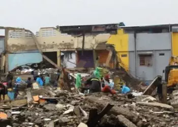 Warga Berebutan Besi Tua Di Bekas Reruntuhan Gedung Putih Mardika