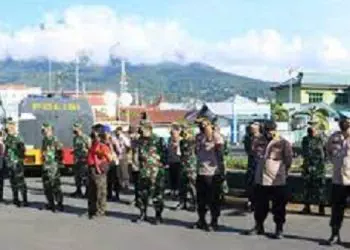 Personel TNI-Polri Maluku Utara Lakukan Penyemprotan Disinfektan Secara Massal