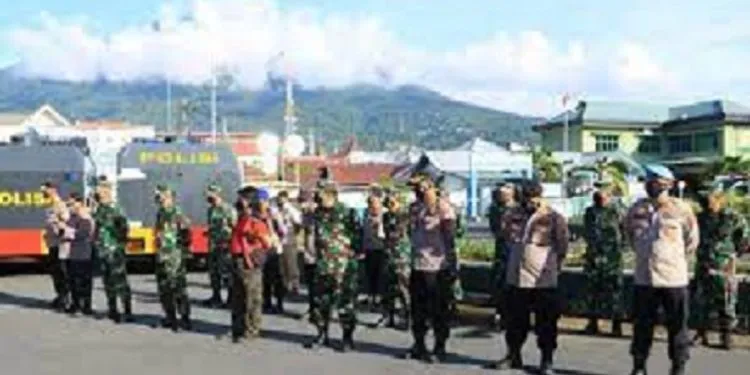 Personel TNI-Polri Maluku Utara Lakukan Penyemprotan Disinfektan Secara Massal