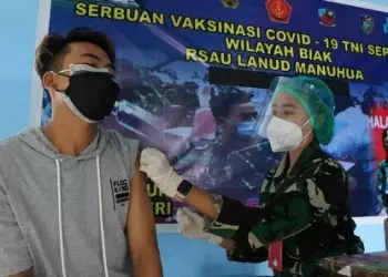 Aparat Gencar Lakukan Serbuan Vaksinasi ke Warga Biak