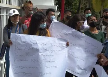 Berita Maluku, Ambon - Sejumlah mahasiswa yang mengatasnamakan Aliansi Mahasiswa Adat Kabupaten Buru, unjukrasa meminta Gubernur Maluku Murad Ismail melegalakan oprasional tambang emas Gunung Botak, Kabupaten Buru.
