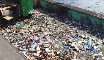 Sampah Plastik Dan Kulit Durian Berserakan Di Pantai Losari Mardika