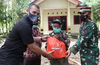 Sambut HUT Ke-76 RI, Satgas TNI Bagi Sembako Kepada Warga Mimika