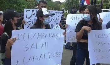 Unjuk Rasa Mahasiswa UKIM, Minta Gubernur Murad Cabut Rekomendasi