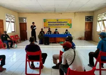 Satgas Yonif 512/QY dan Kepala Distrik Waris Berikan Edukasi dan Sosialisasi Pencegahan COVID-19 Untuk Warga