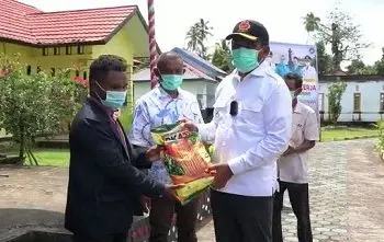 Kunker Di Telutih Bupati Malteng Serahkan Tambahan PAGU ADD