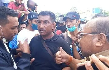Puluhan Sopir Angkot Gelar Aksi Mogok Di Kawasan Jalan Sudirman