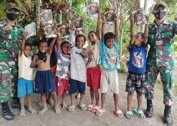 Satgas Yonif 131 Bagi Perlengkapan Sekolah Anak dan Pengobatan Gratis