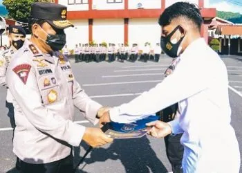 Dukung Percepatan Vaksinasi COVID-19, Kapolda Malut Beri Penghargaan Untuk 49 Personel