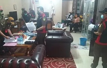 Lengkapi Bukti Tambahan Tim Penyidik Kejati Maluku Geledah Kantor Setda SBB