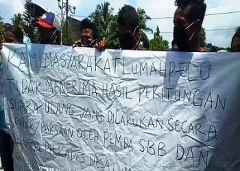 Warga Protes Perhitungan Suara Ulang Pilkades Lumahpelu