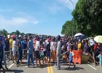 Tuntut Keadilan, Warga Tawiri Kembali Blokir Jalan