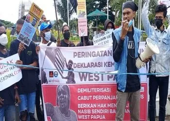 Polisi Bubarkan Demo Aliansi Mahasiswa Papua di Ambon