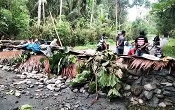 Warga Tutup Jalan Gunakan Coran Semen, Tranportasi Ke Tehoru Lumpuh Total