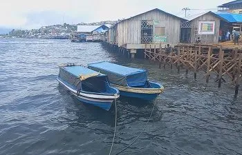 Puluhan Lapak Pantai Mardika Hancur Di Hantam Ombak