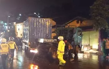 Kecelakaan Truk Kontainer Di Batu Merah Diduga Karena Rem Blong