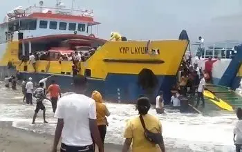KMP Layur Nyaris Terbalik Dihantam Gelombang Di Pantai Wailei