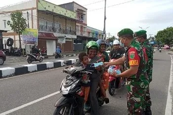TNI Koramil 1710-02/Timika Bagi Masker Gratis Kepada Warga Mimika