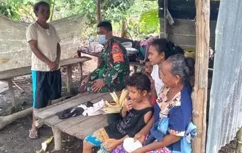 Babinsa Sosialisasi Protokol Kesehatan Untuk Warga di Waropen