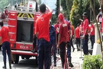 Sambut HUT Ke-103, Damkar Kota Ambon Bersihkan Trotoar Kawasan JalanPattimura