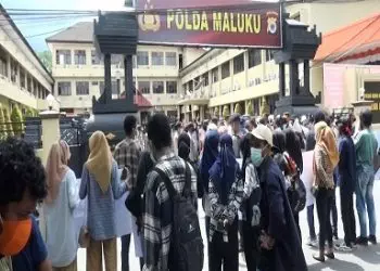 Aliansi Peduli Anisa Rumonin Demo Di Markas Polda Maluku