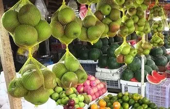 Buah Lokal Dipasar Pantai Losari Ambon Banyak Diminati Warga Karena Murah