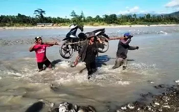 Warga Desak Pemerintah Selesaikan Jembatan Wai Bobot Di Werinama