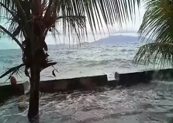 Tingginya Gelombang Laut Hantam Pesisir Pantai Dusun Hitaruei