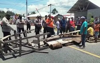 Warga Haruru Blokade Jalan Minta Bupati Batalkan Pelantikan Yakobus Maatoke