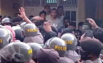 Protes Warga Warnai Prosesi Pengukuhan 