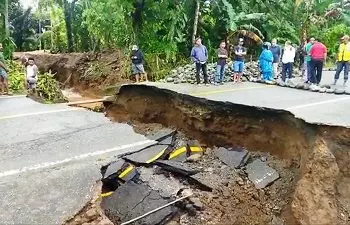 Ruas Jalan Trans Di Desa Nuruwe Putus, Akses Menuju Dua Kabupaten di Pulau Seram Lumpuh