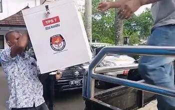 Sekot Agus Ririmase Lepas Distribusi Logistik Pilkades 9 Desa  di Ambon