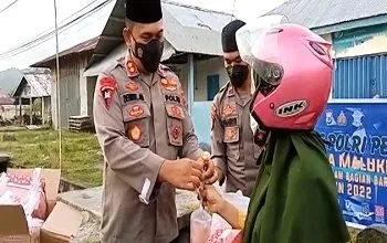 Polres SBB Berbagi Takjil Kepada Warga dan Pengedara
