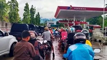 BBM Langkah, Kendaraan Mengular di Sejumlah SPBU di Kota Piru dan Kairatu