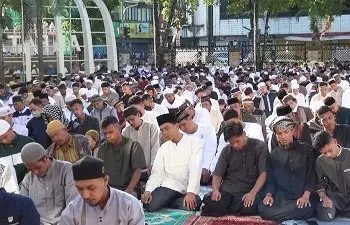 Sholat Ied di Masjid Al Fatah Dihadiri Ribuan Umat Ambon Mengular Hingga Jalanan