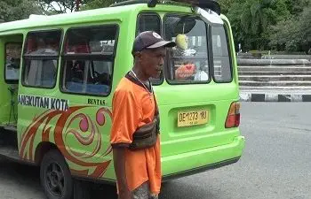 Depan Kantor Pelni Ambon Berubah Fungsi Jadi Terminal Bayangan