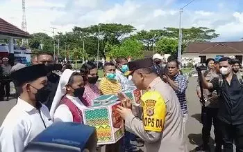 Jelang HUT Bhayangkara ke 76, Polda Maluku Salurkan 1.300 Paket Bansos