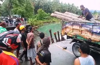 Jembatan Wai Mala Belum Bisa di Lewati, Warga Inisiatif Buat Jembatan Darurat