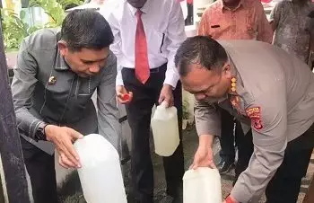 Polresta Ambon Musnahkan 6.827 Liter Miras Jenis Sopi