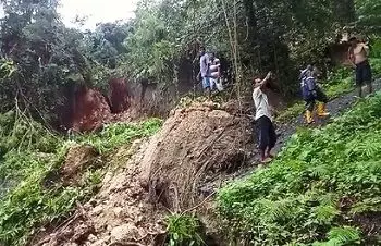 Longsor di Siri Sori Islam, Ratusan Tanaman Milik Warga Terseret Hingga ke Pantai